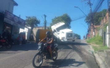 Carreta com contêiner tomba e provoca congestionamento na Zona Norte de Manaus