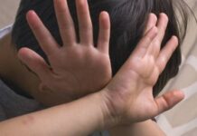 Pai é preso por espancar filho de 3 anos que defecou e urinou na roupa
