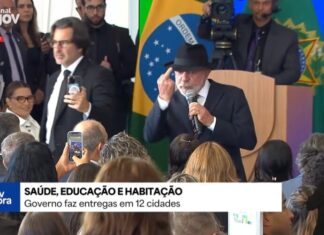 Lula faz gesto com dedo do meio e solta palavrão durante discurso: “Aqui pra eles”