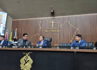 Adjuto Afonso é eleito presidente da Aleam com apoio de Roberto Cidade