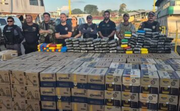 Mais de 120 kg de drogas escondidos em pneus e sofá são apreendidos em barco no AM