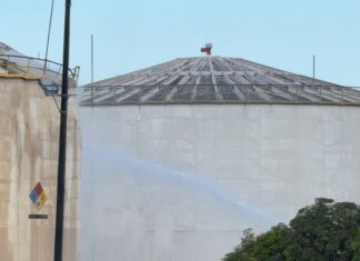 Força-tarefa mantém resfriamento de tanque para evitar explosão após vazamento de gás em Manaus