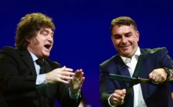 Flávio Bolsonaro dança rock com Milei e simula “corte da esquerda” em convenção do PL