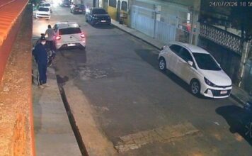 Trio armado invade casa de jornalista, faz moradores reféns e rouba pertences em Manaus