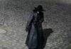 Homem fantasiado de “lobisomem” é levado à delegacia após assustar moradores durante a madrugada