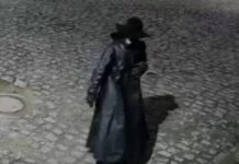 Homem fantasiado de “lobisomem” é levado à delegacia após assustar moradores durante a madrugada