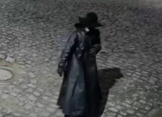 Homem fantasiado de “lobisomem” é levado à delegacia após assustar moradores durante a madrugada