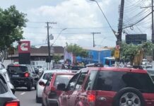 Pane em carreta provoca congestionamento na Avenida Efigênio Salles em Manaus