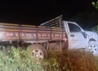 Caminhão cai em barranco, deixa uma pessoa morta e duas feridas em rodovia no Amazonas