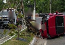 Motorista perde controle, bate em árvore e capota com casal dentro do carro em Manaus