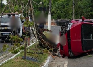 Motorista perde controle, bate em árvore e capota com casal dentro do carro em Manaus