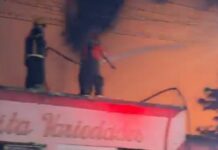 Comerciantes retiram produtos após fogo avançar em direção a estabelecimentos em Manaus
