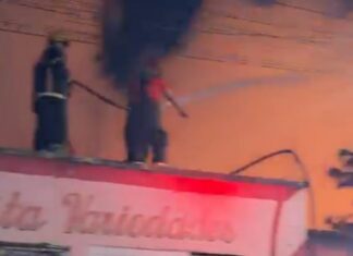 Comerciantes retiram produtos após fogo avançar em direção a estabelecimentos em Manaus
