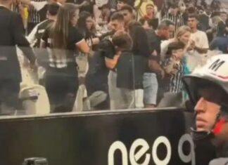 Menino corintiano recebe camisa de Neymar, é hostilizado e deixa estádio escoltado
