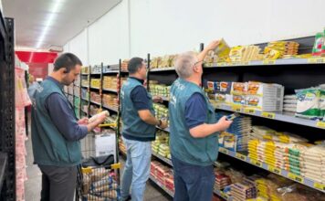 Fiscalização do Procon retira mais de 650 produtos irregulares de supermercados em Manaus