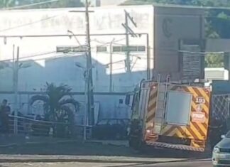 Bombeiros controlam princípio de incêndio em estabelecimento na Avenida Tancredo Neves em Manaus