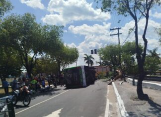 Ônibus tomba após bater contra árvore no São Jorge em Manaus