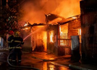 Panela elétrica pode ter causado incêndio que destruiu casa e atingiu outras duas em Manaus