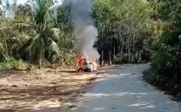 Carro é destruído por incêndio no Ramal do Brasileirinho em Manaus