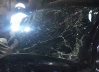 Grave acidente deixa quatro feridos após carro bater contra caminhão em Manaus