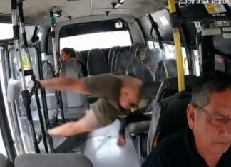 Motociclista é lançado para dentro de ônibus após colisão e assusta passageiros na Colômbia