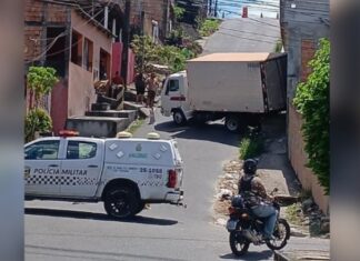 Caminhão desgovernado atinge casa no bairro Parque das Nações, em Manaus