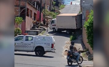 Caminhão desgovernado atinge casa no bairro Parque das Nações, em Manaus