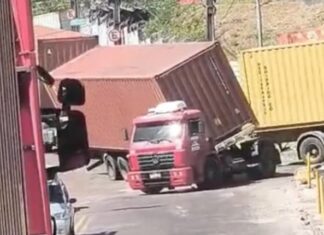Carreta tomba na entrada do Porto Chibatão, na zona Sul de Manaus