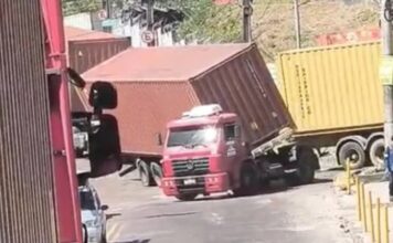 Carreta tomba na entrada do Porto Chibatão, na zona Sul de Manaus