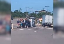 Carro capota e fica tombado no meio da AM-070, em Iranduba