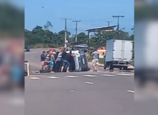 Carro capota e fica tombado no meio da AM-070, em Iranduba