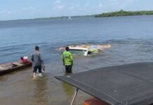 Caminhão afunda em rio de Maués e carga fica boiando na água