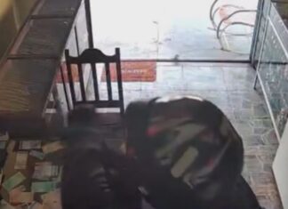 Vídeo mostra suspeito deixando loja de joias após assalto e fugindo em Manicoré