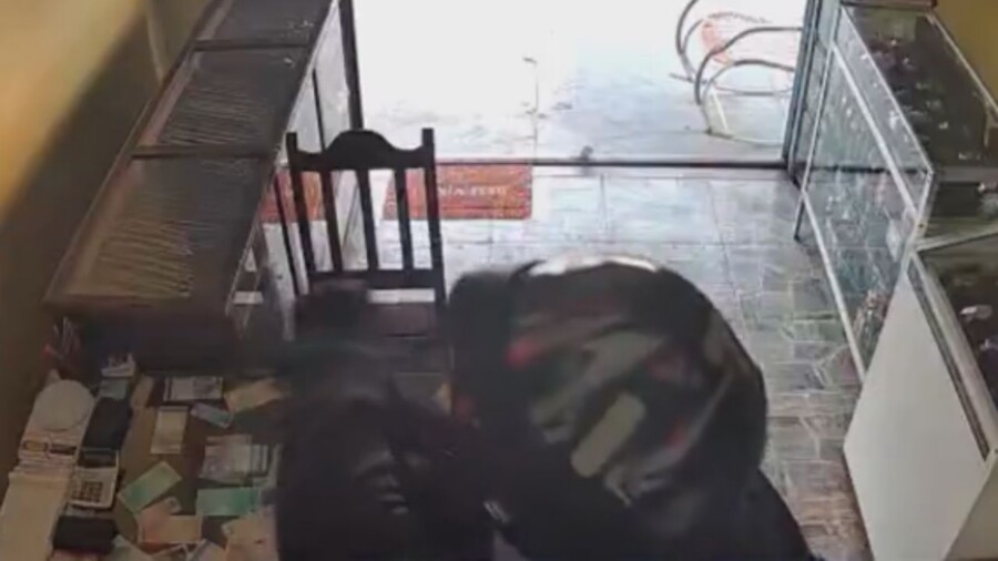 Vídeo mostra suspeito deixando loja de joias após assalto e fugindo em Manicoré Vídeo mostra suspeito deixando loja de joias após assalto e fugindo em Manicoré