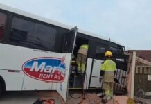 Motorista passa mal, perde controle de micro-ônibus e fica preso às ferragens em Manaus