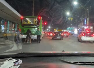 Vídeo mostra três crianças tentando se agarrar a ônibus em avenida de Manaus