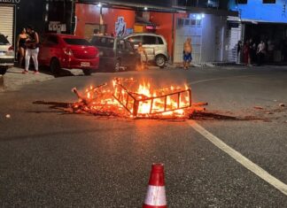 Apagão de mais de 12 horas provoca protesto de moradores no Japiim em Manaus