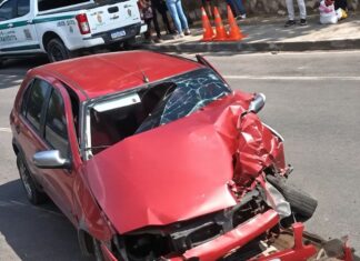 Motorista fica ferido após colidir com outro carro durante conversão na Ponta Negra em Manaus