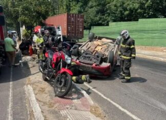 Motorista fica ferido após carro capotar em colisão com carreta no Japiim em Manaus