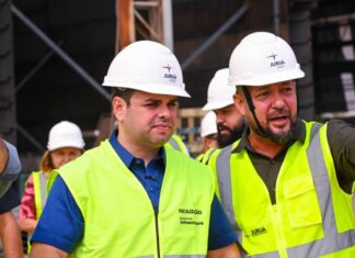 Roberto Cidade inspeciona construção de terminais flutuantes para comunidades do interior do Amazonas