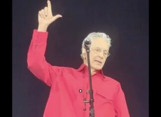 Caetano Veloso faz o “L” e grita “Bora, Lula” durante show
