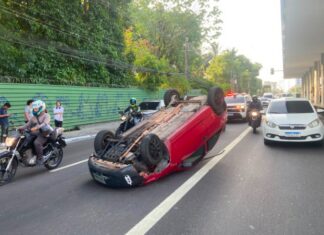 Carro capota na Constantino Nery e deixa trânsito caótico em Manaus