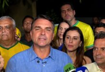 Flávio Bolsonaro diz estar “muito feliz” com resultado do 1º turno e afirma que “o Brasil quer mudança”