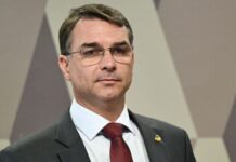 Flávio Bolsonaro diz que fugiu por “perseguição judicial” e admite disputar Presidência antes de 2030