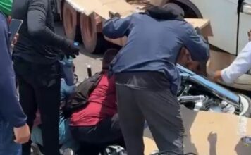 Motociclista fica ferido após colidir e ficar embaixo de caminhão em Manaus