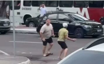 Homens trocam socos após discussão de trânsito no Centro de Manaus