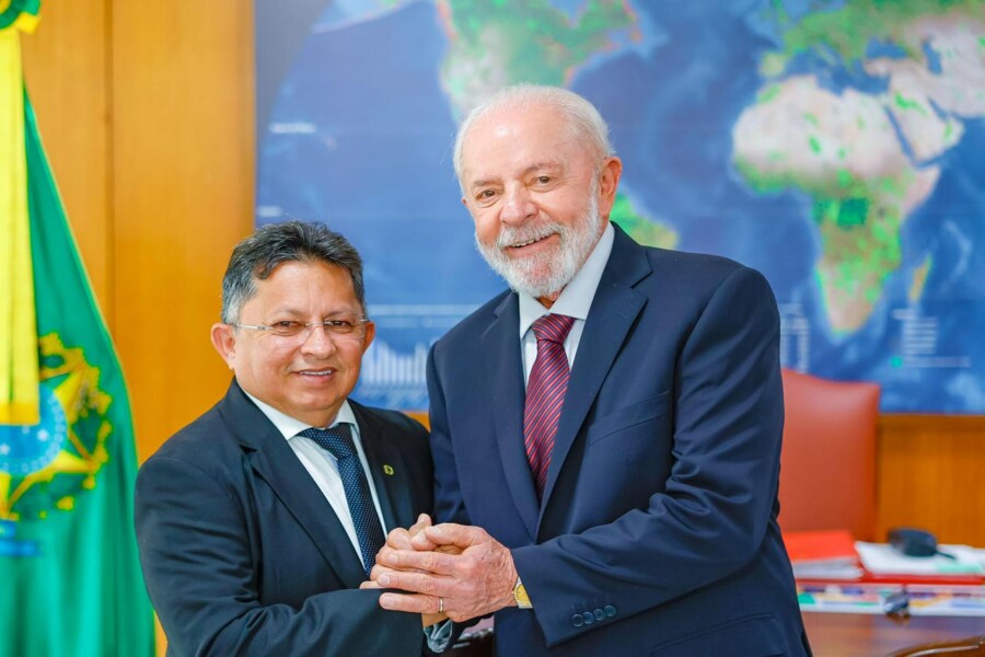 Sinesio-Campos-entrega-proposta-de-regularizacao-de-areas-em-Manaus-ao-presidente-Lula