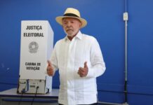 Candidato à reeleição, Lula vota no ABC Paulista ao lado de aliados
