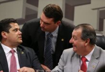 Silêncio de Flávio Bolsonaro sobre Omar em Manaus intriga bolsonaristas sobre diálogo republicano entre os dois