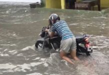Alagamento quase engole moto durante temporal no bairro Manoa, em Manaus